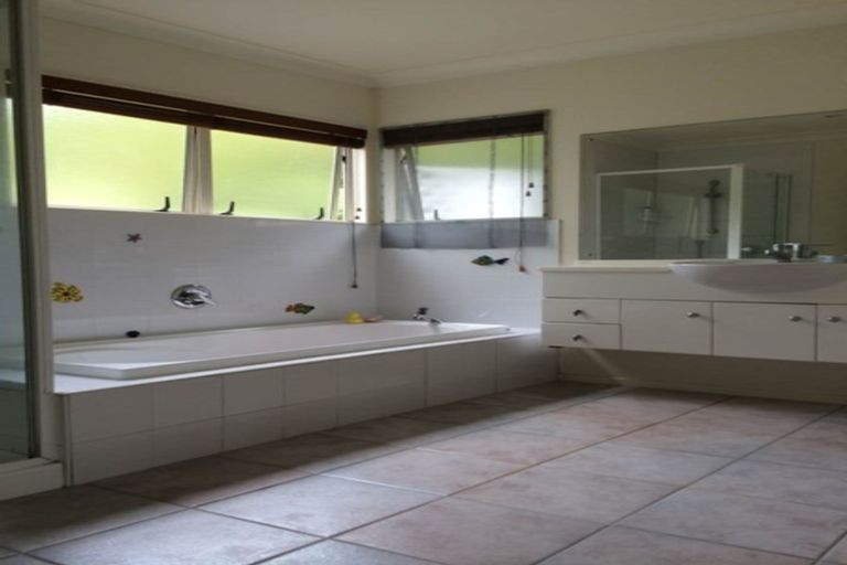 Photo of property in 36 Tyrico Close, Unsworth Heights, Auckland, 0632