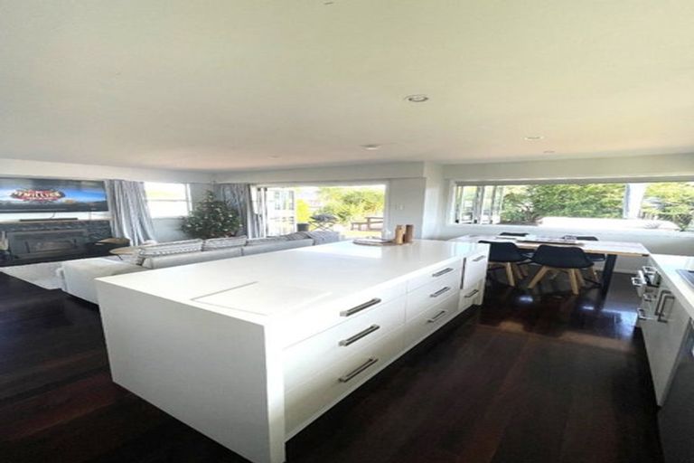 Photo of property in 8 Eskdale Road, Birkdale, Auckland, 0626