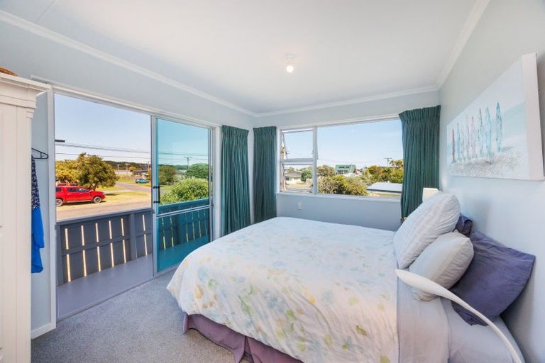 Photo of property in 35 Shortt Street, Foxton Beach, Foxton, 4815