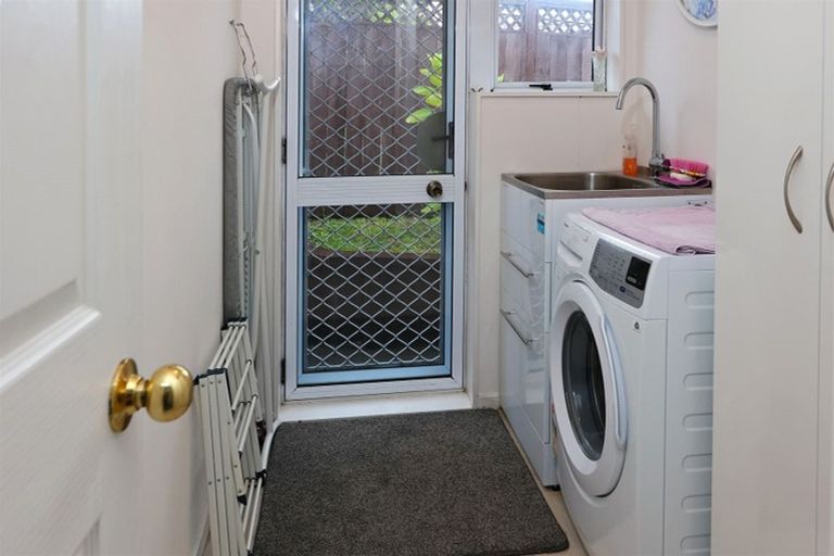 Photo of property in 2/100 Rhinevale Close, Henderson, Auckland, 0612