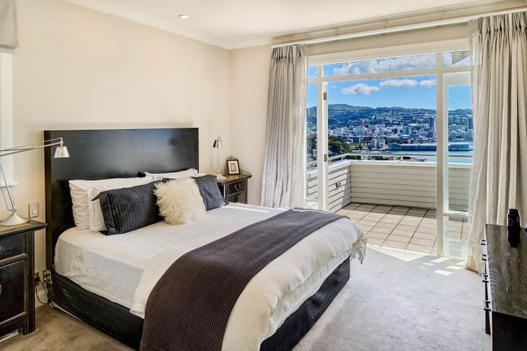 Photo of property in 43 The Crescent, Roseneath, Wellington, 6011