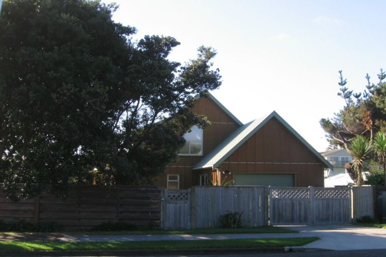 Photo of property in 3 Hughes Street, Waikanae Beach, Waikanae, 5036