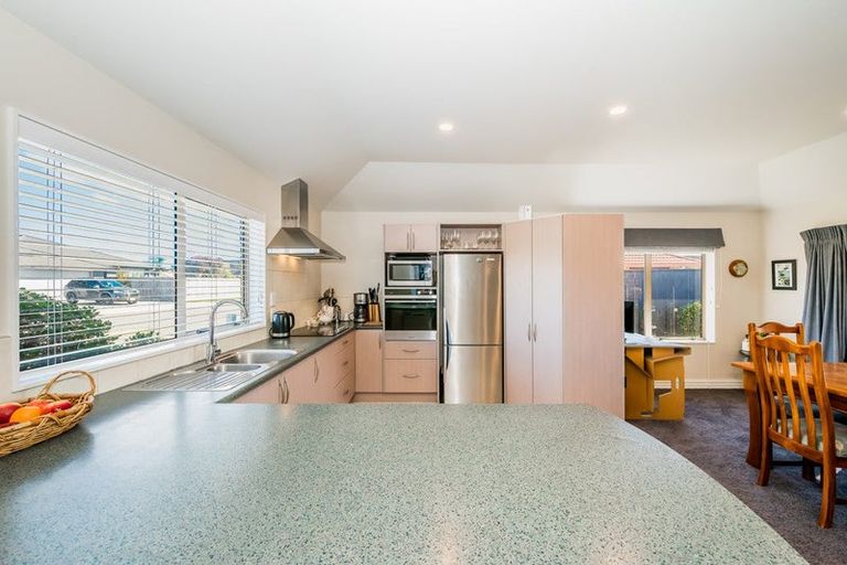 Photo of property in 5 Holcombe Drive, Paraparaumu, 5032