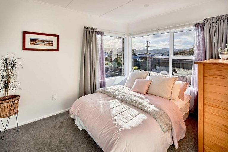 Photo of property in 3 Catherine Crescent, Paparangi, Wellington, 6037