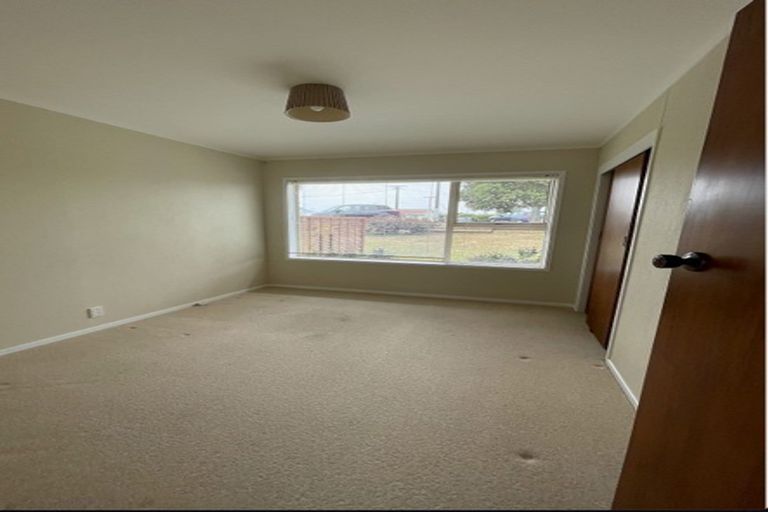 Photo of property in 1/819 East Coast Road, Northcross, Auckland, 0630