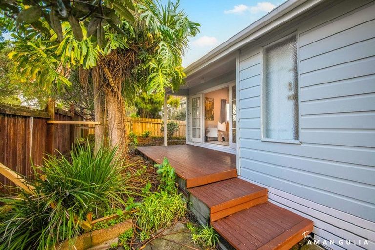 Photo of property in 129 Sunnyside Road, Sunnyvale, Auckland, 0612