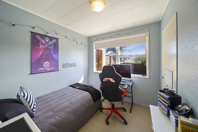 Photo of property in 17 Tupaki Place, Pakuranga Heights, Auckland, 2010