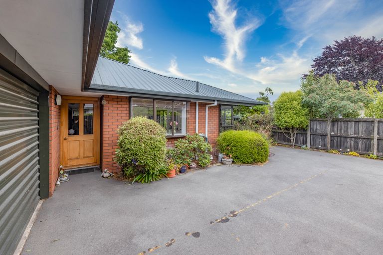Photo of property in 2/215 Memorial Avenue, Burnside, Christchurch, 8053