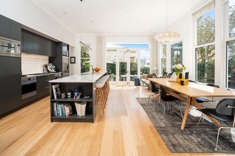 Photo of property in 18 Austin Street, Mount Victoria, Wellington, 6011