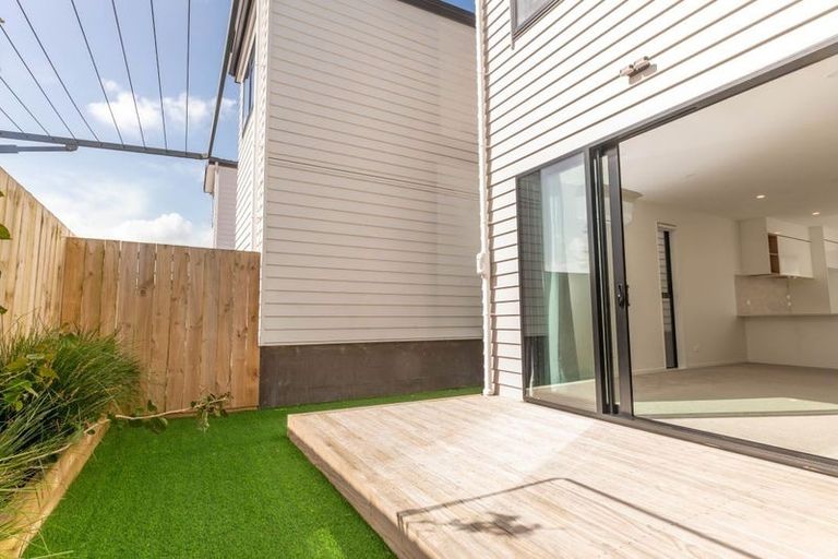 Photo of property in 2/535 Swanson Road, Ranui, Auckland, 0612