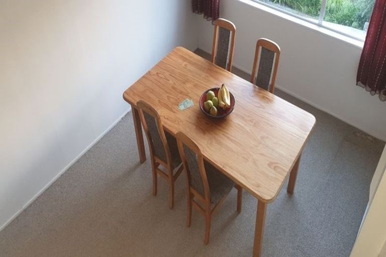 Photo of property in 2/8 Glenvale Place, Totara Vale, Auckland, 0629