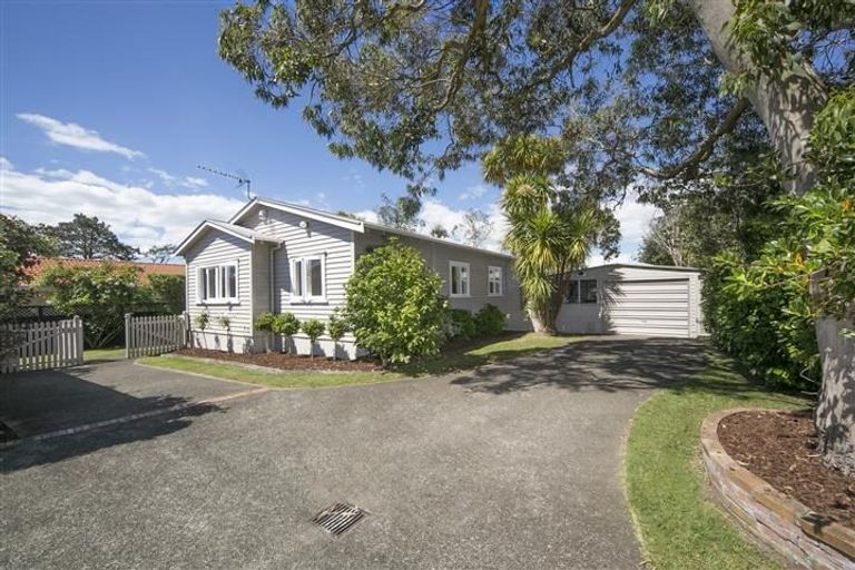 Photo of property in 2/4 Cleve Road, Green Bay, Auckland, 0604