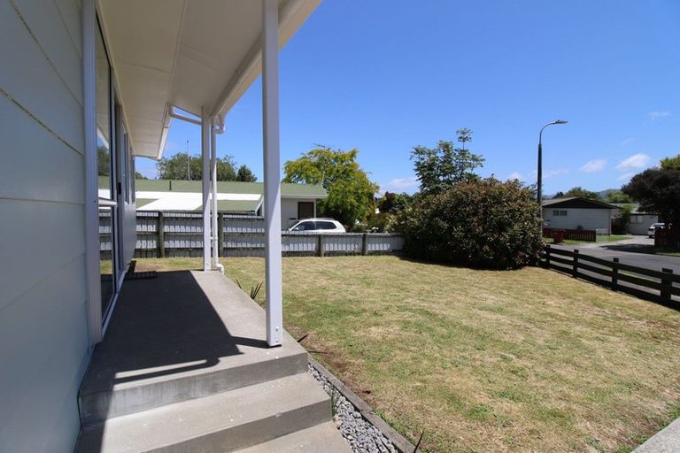 Photo of property in 17 Baillie Crescent, Carterton, 5713