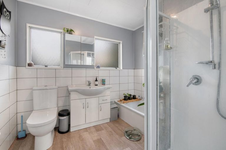 Photo of property in 6 Parakai Avenue, Parakai, 0830