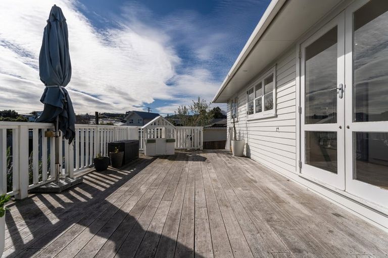 Photo of property in 33 Beazley Avenue, Paparangi, Wellington, 6037