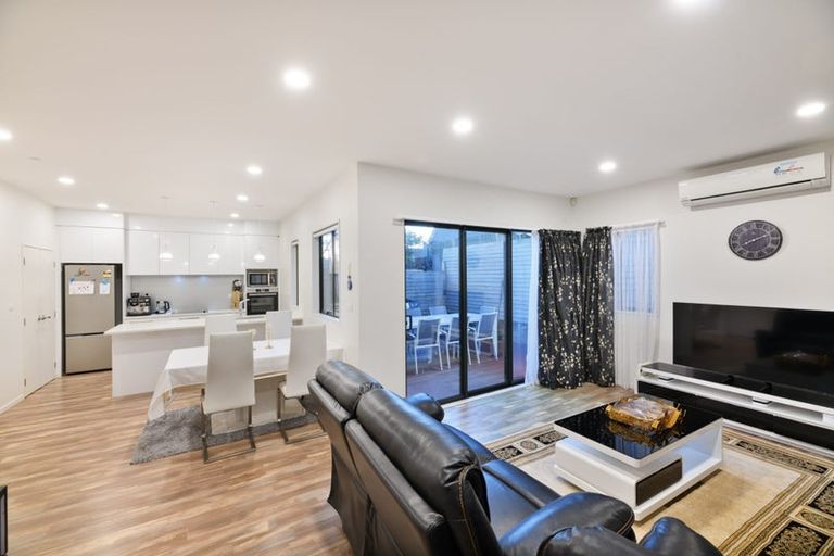 Photo of property in 17d Crosby Road, West Harbour, Auckland, 0618