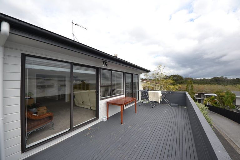 Photo of property in 2/42 Aberdeen Road, Campbells Bay, Auckland, 0620