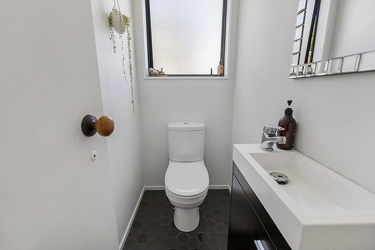 Photo of property in 437a Point Chevalier Road, Point Chevalier, Auckland, 1022
