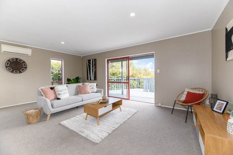 Photo of property in 17a Barron Drive, Green Bay, Auckland, 0604