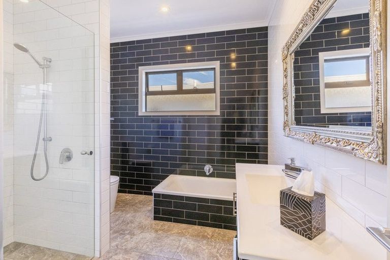 Photo of property in 11 Taradale Road, Marewa, Napier, 4110