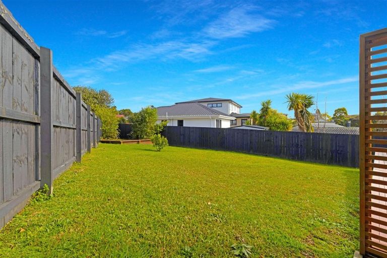 Photo of property in 20 Tanoa Place, Glendene, Auckland, 0602