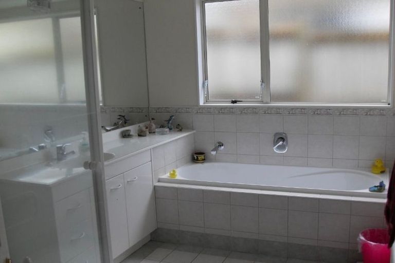 Photo of property in 3 Claremont Way, East Tamaki Heights, Auckland, 2016