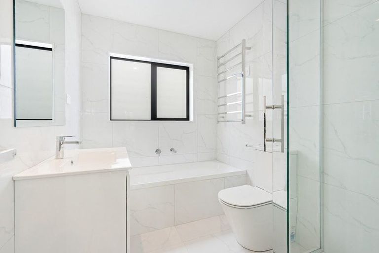 Photo of property in 43d Fitzherbert Avenue, West Harbour, Auckland, 0618