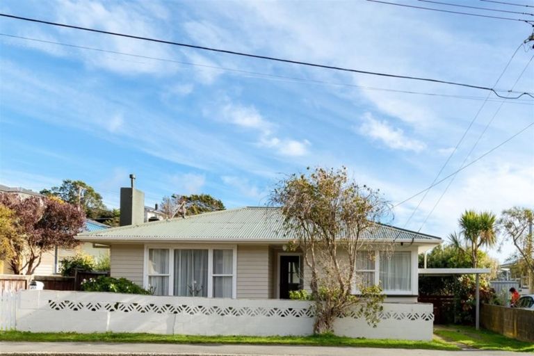 Photo of property in 20 Catherine Crescent, Paparangi, Wellington, 6037