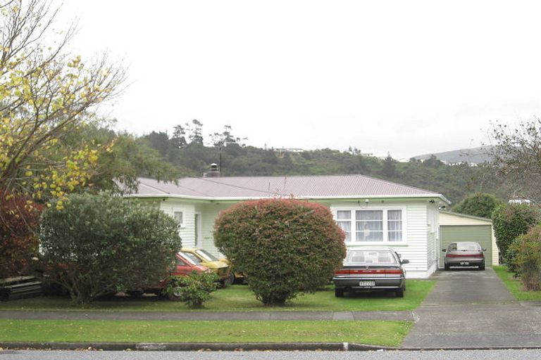 Photo of property in 15 Hawthorn Crescent, Stokes Valley, Lower Hutt, 5019