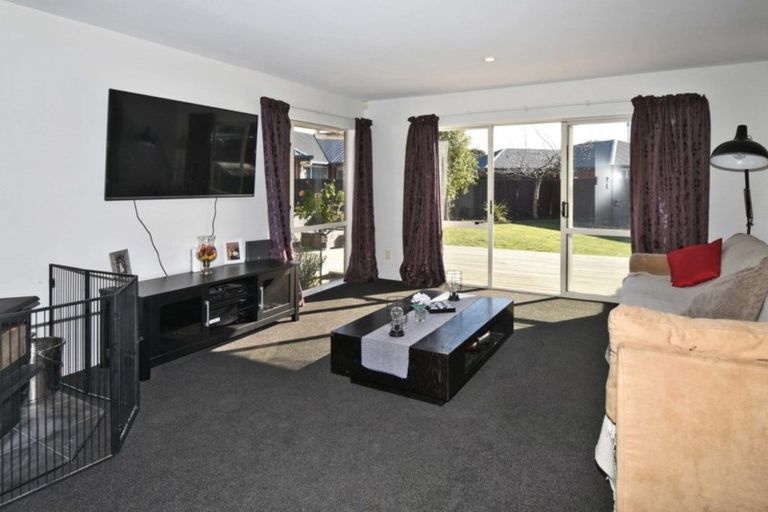 Photo of property in 8 Parkwood Place, Parklands, Christchurch, 8083