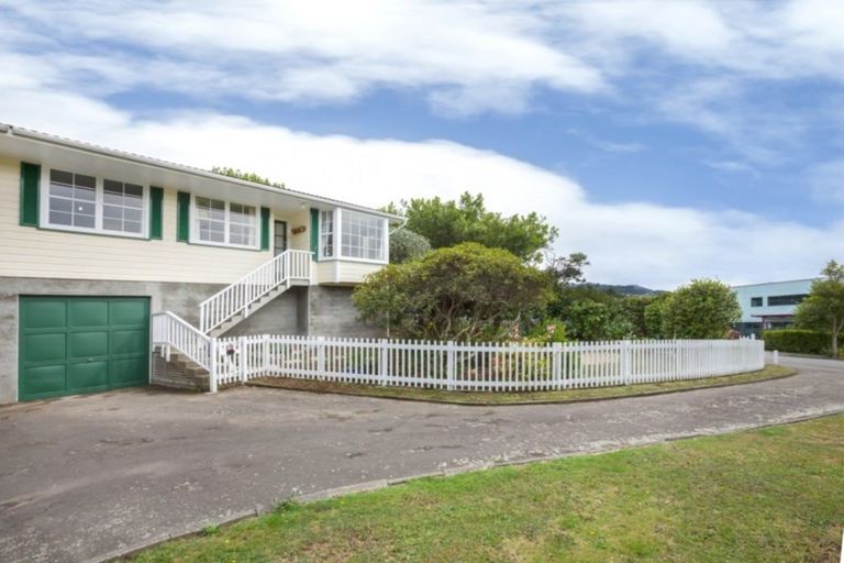 Photo of property in 5 Sunrise Boulevard, Tawa, Wellington, 5028