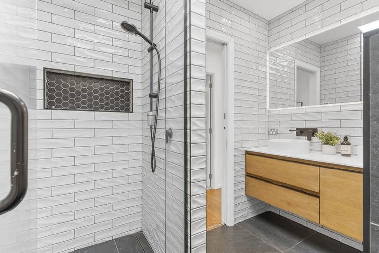 Photo of property in 2/104 Sylvan Avenue, Northcote, Auckland, 0627