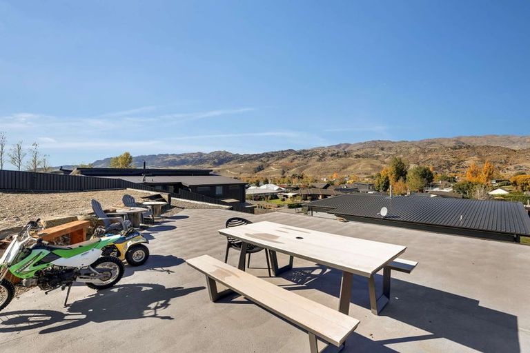 Photo of property in 71 Stratford Drive, Mount Pisa, Cromwell, 9383