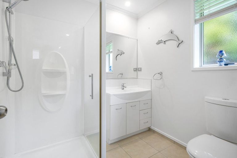 Photo of property in 33 Seabreeze Place, Papamoa Beach, Papamoa, 3118