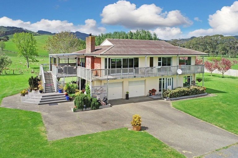 Property details for 32 Kawakawa Bay Coast Road, Kawakawa Bay, Papakura