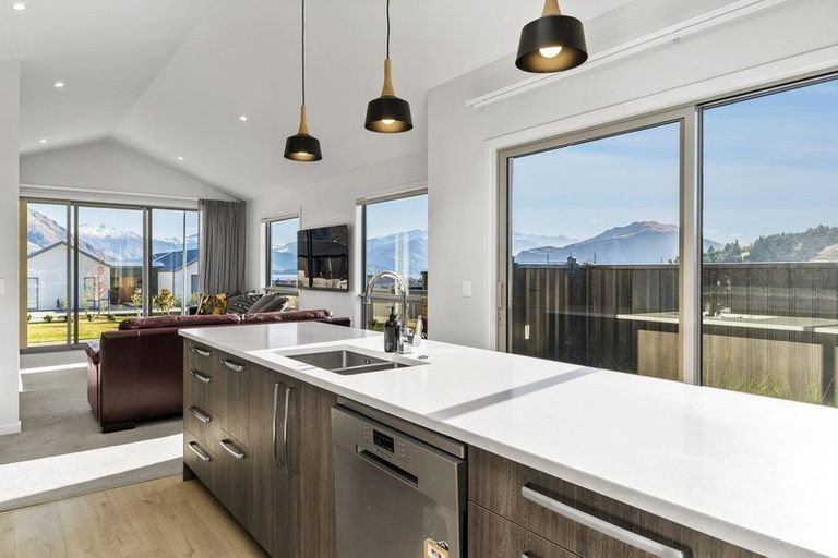 Photo of property in 3 Scurr Terrace, Wanaka, 9305