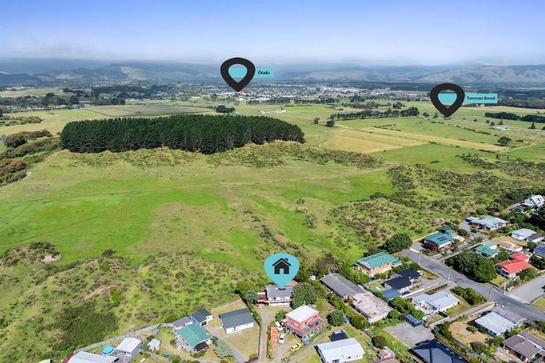 Photo of property in 19 Colenso Place, Otaki Beach, Otaki, 5512