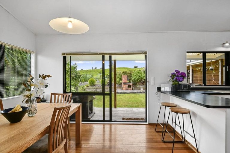 Photo of property in 16 Opanuku Road, Henderson Valley, Auckland, 0612