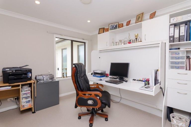 Photo of property in 6 Eagle Place, Martinborough, 5711