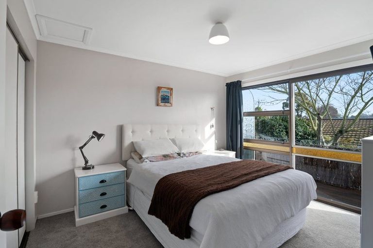 Photo of property in 1a James Condon Place, Redwood, Christchurch, 8051