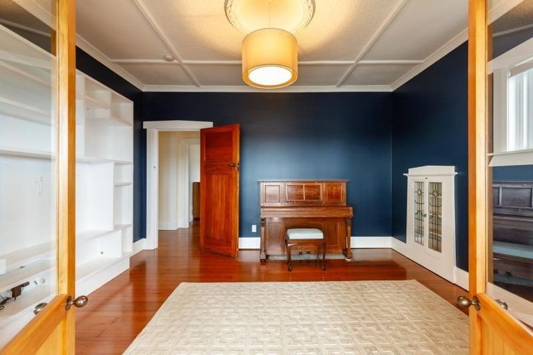 Photo of property in 35 Palliser Road, Roseneath, Wellington, 6011