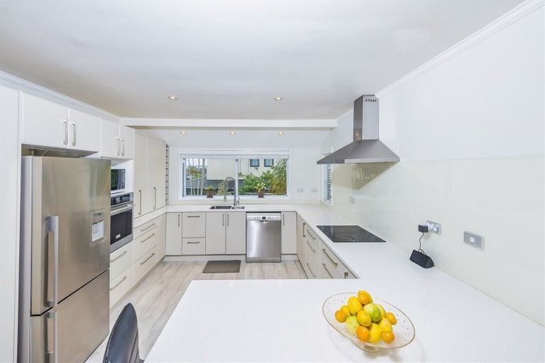 Photo of property in 9 Whiting Grove, West Harbour, Auckland, 0618