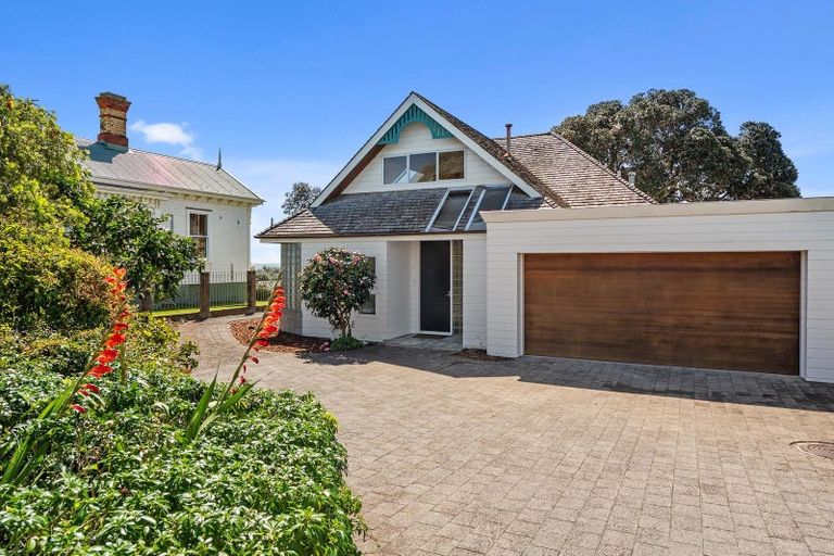 Photo of property in 30 Oxford Terrace, Coromandel, 3506