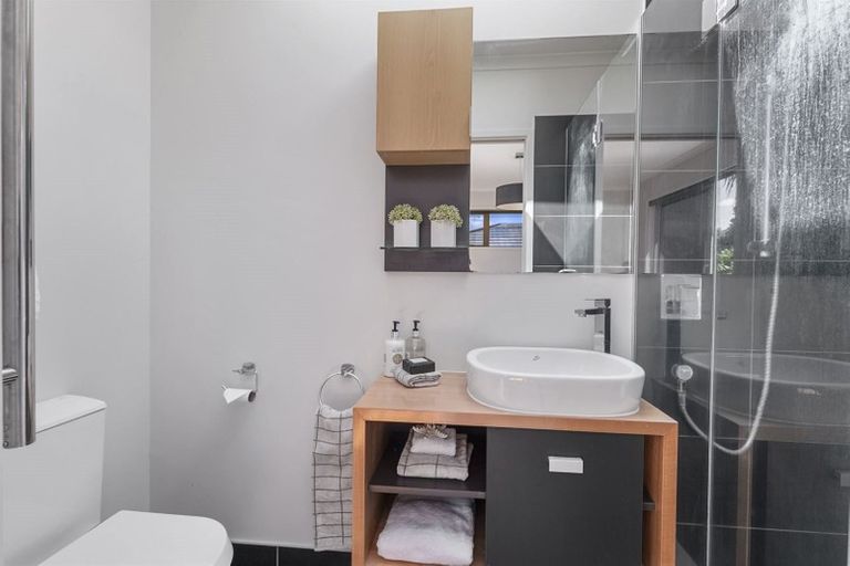 Photo of property in 2/12 Beatrice Avenue, Hillcrest, Auckland, 0627