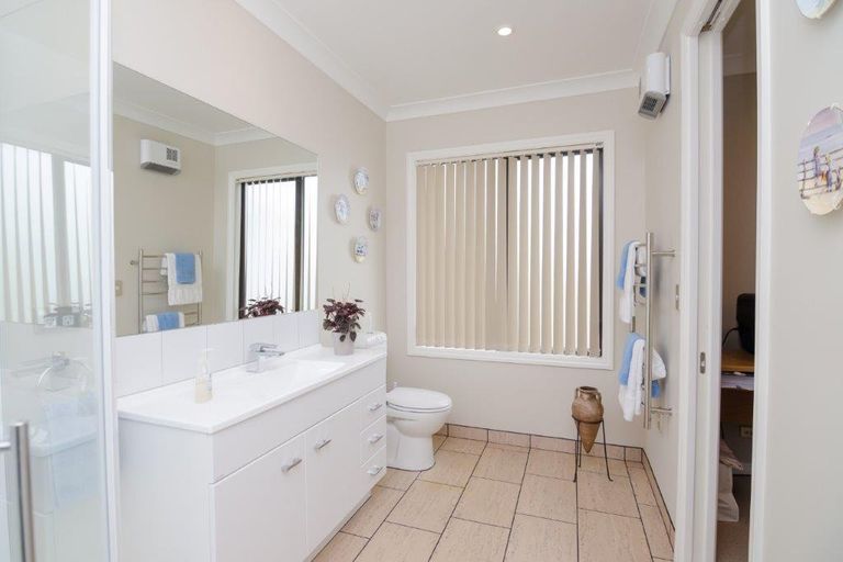 Photo of property in 6 Eagle Place, Martinborough, 5711