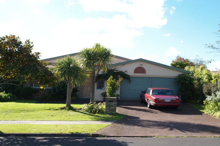 Photo of property in 33 Frank Nobilo Drive, Golflands, Auckland, 2013