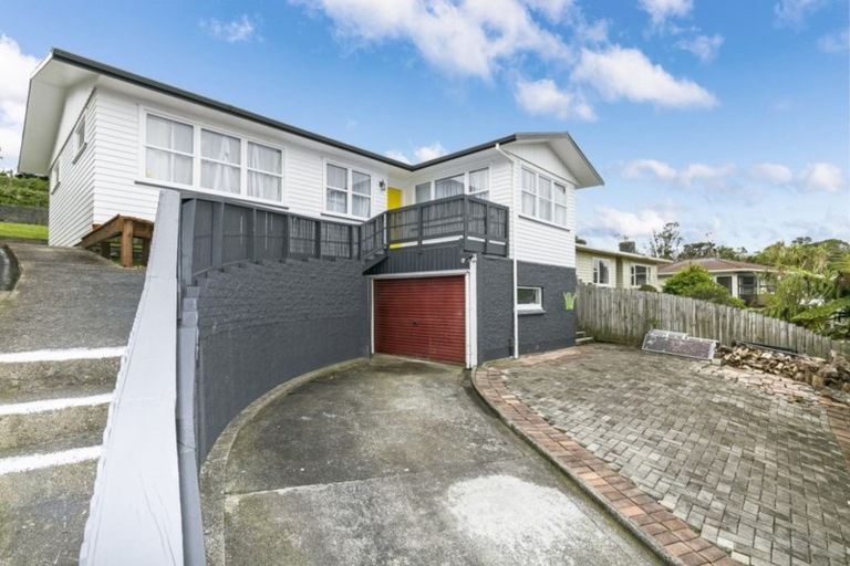 Photo of property in 8 Bellringer Crescent, Newlands, Wellington, 6037