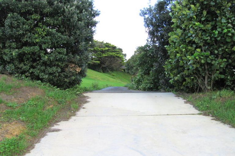 Photo of property in 180 Whangaparaoa Road, Red Beach, 0932