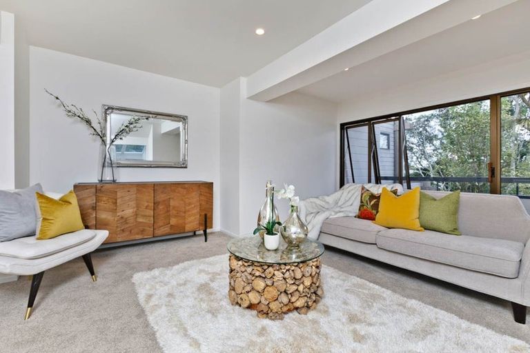 Photo of property in 2/51 Seaton Road, Murrays Bay, Auckland, 0630