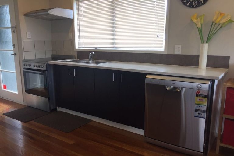 Photo of property in 44 Beach Road, Te Atatu Peninsula, Auckland, 0610